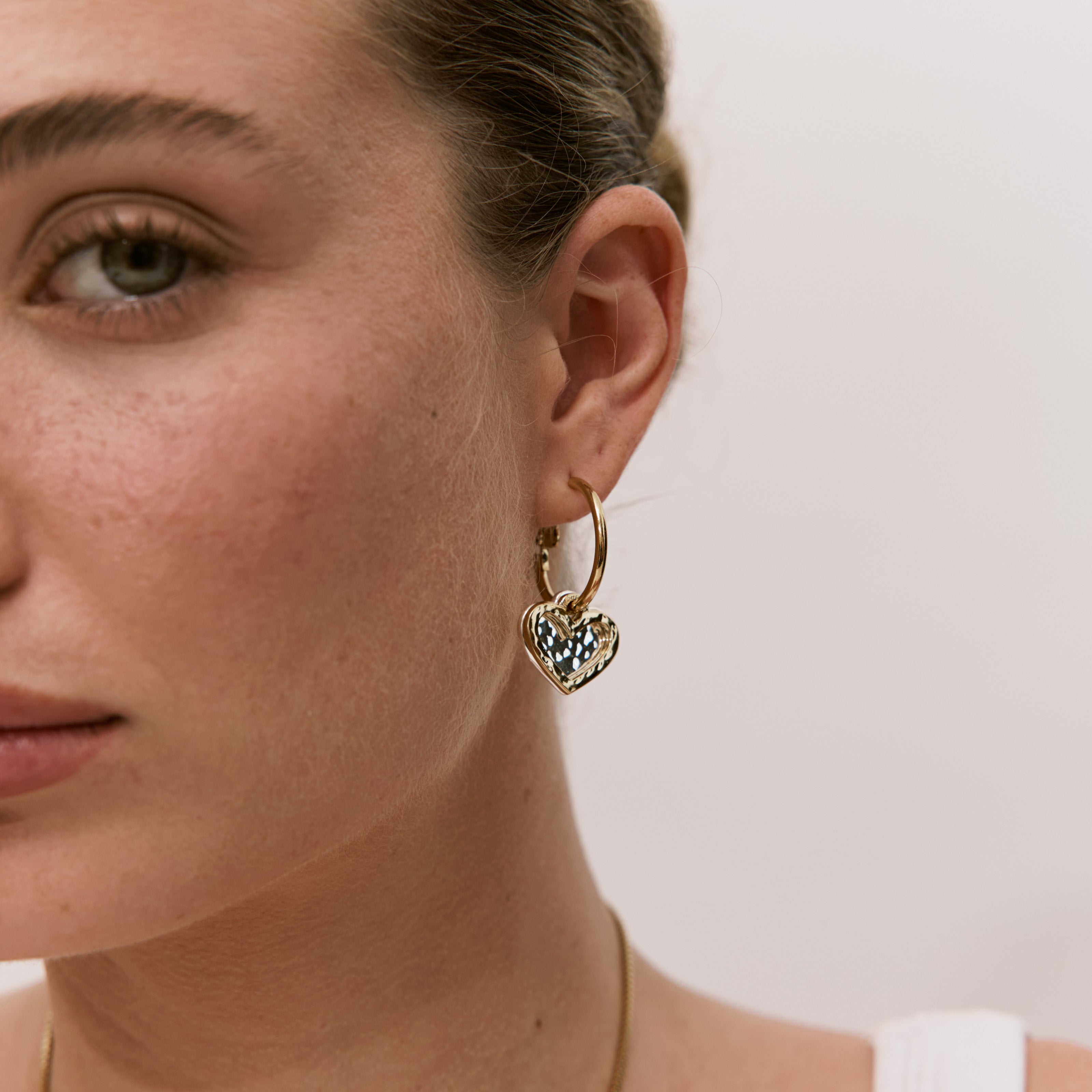 עגילי אהבה מעבר לפינה