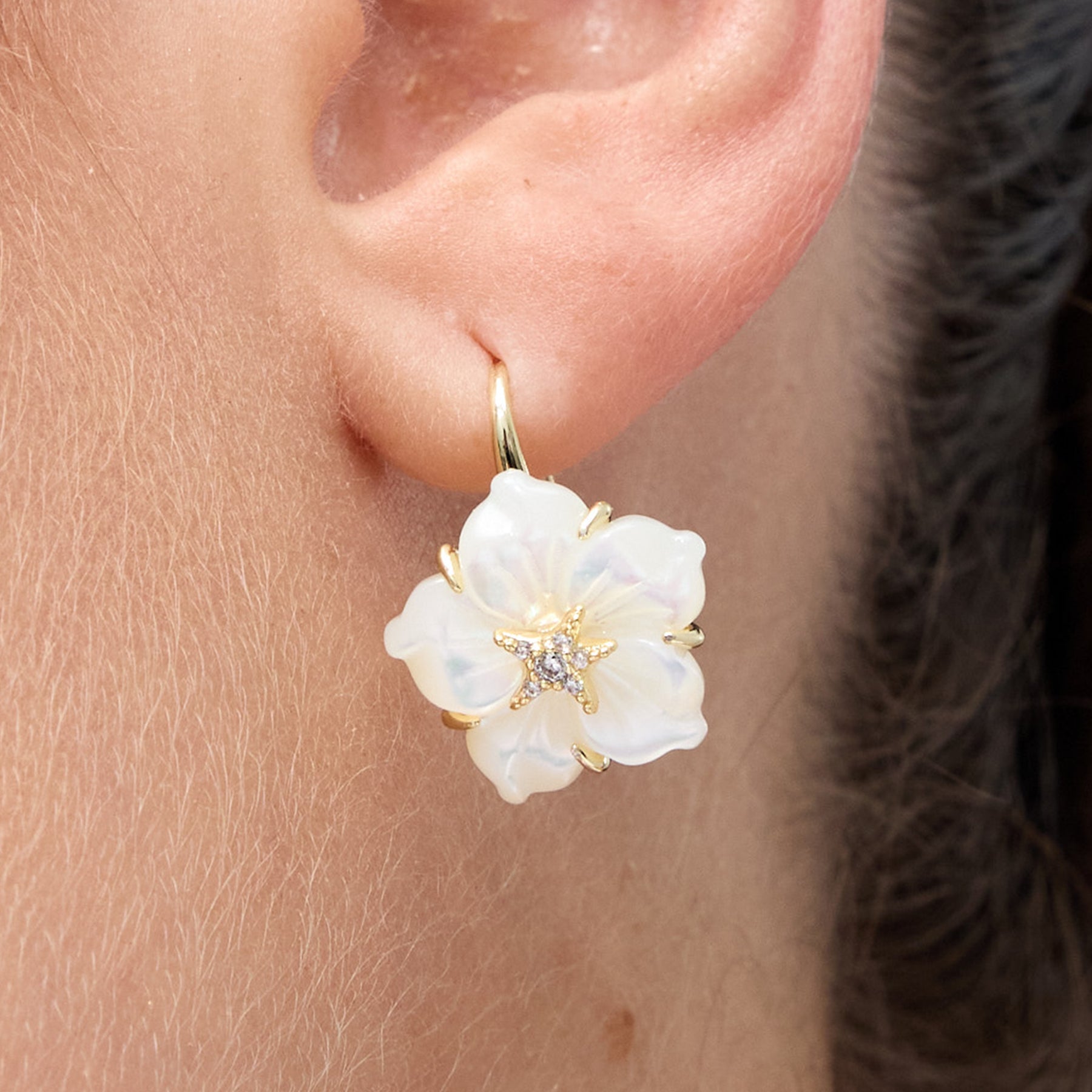 עגילי Camellia תלויים זהב לבן