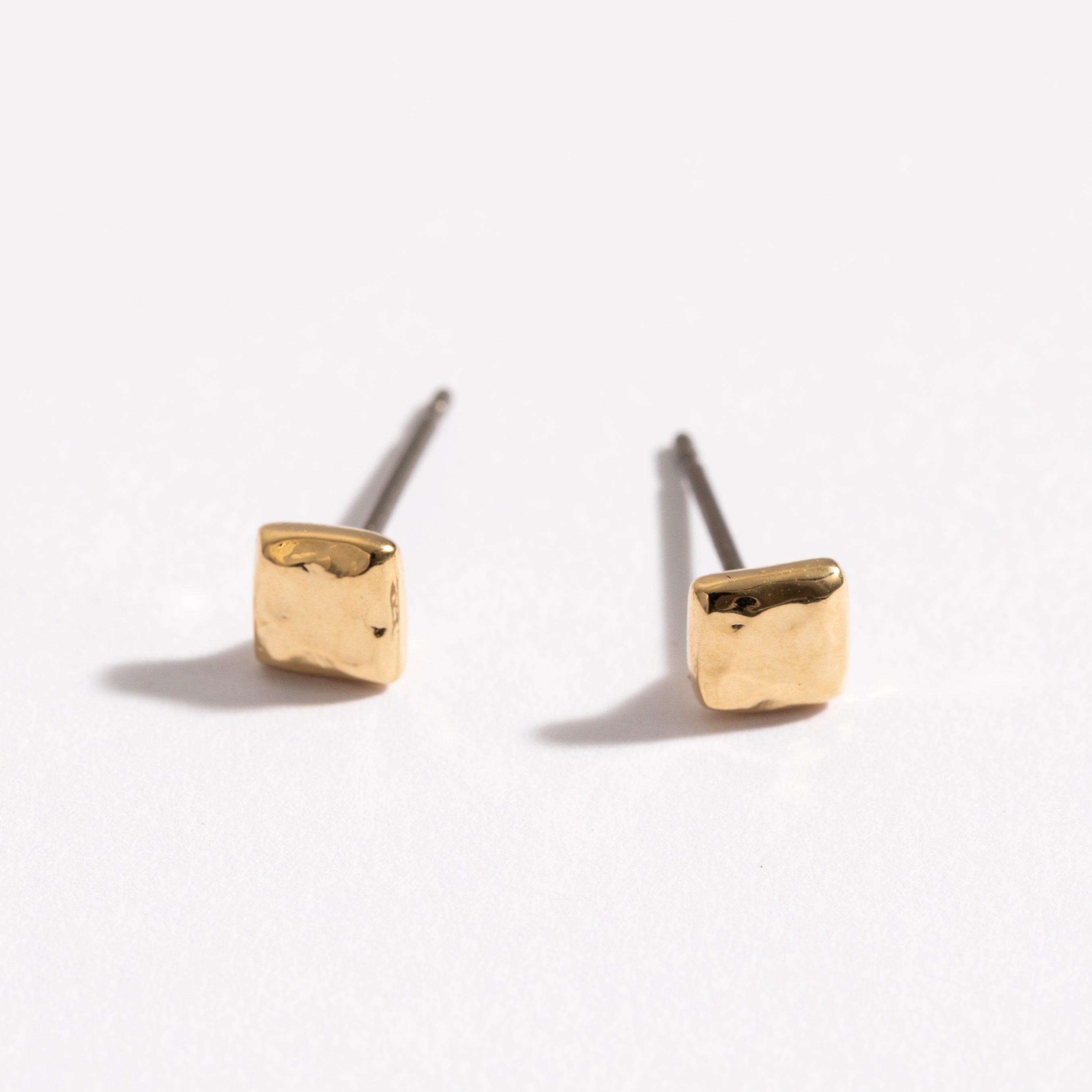 עגילי פין זהב מרובע