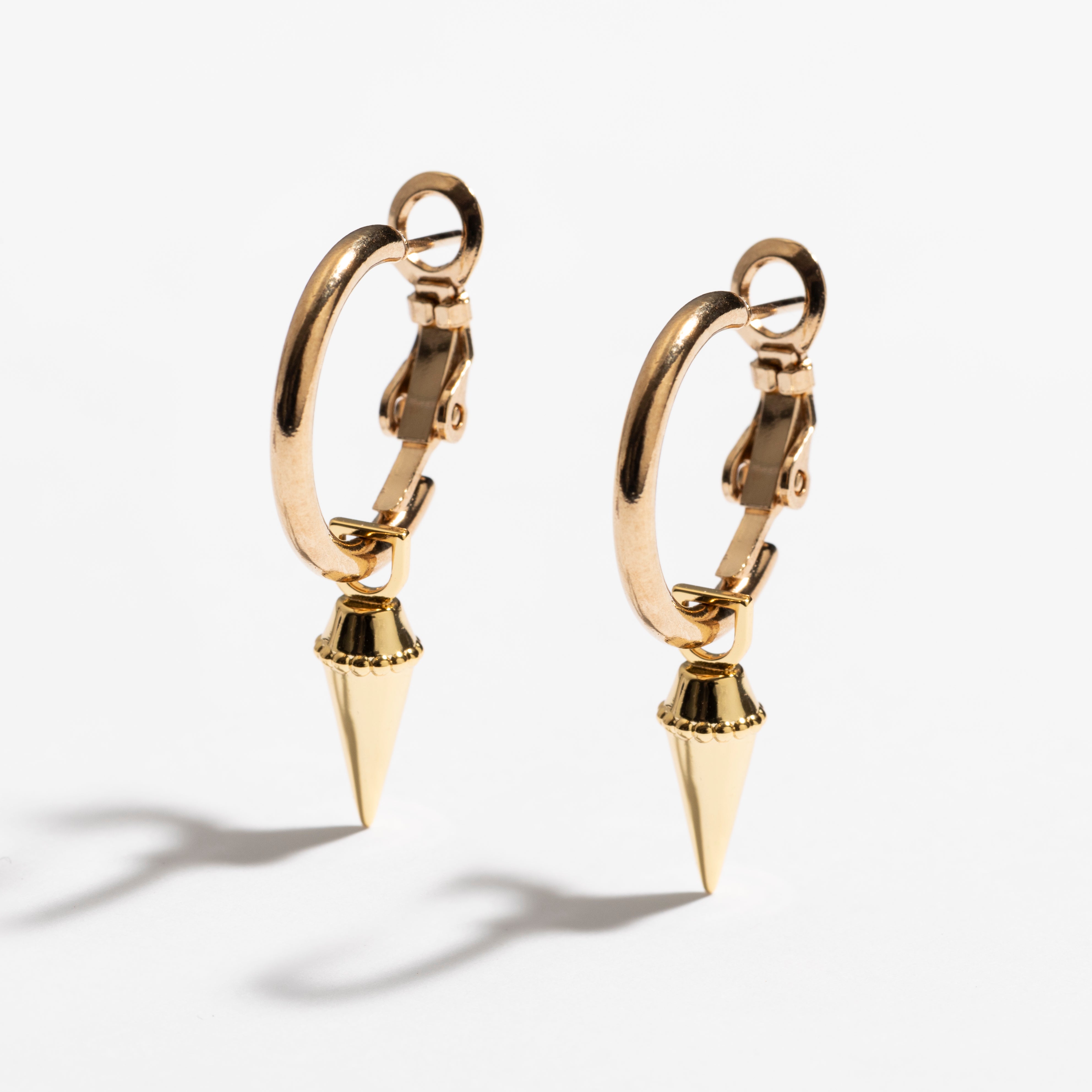 עגילי חישוק עם צ'ארם שפיץ זהב